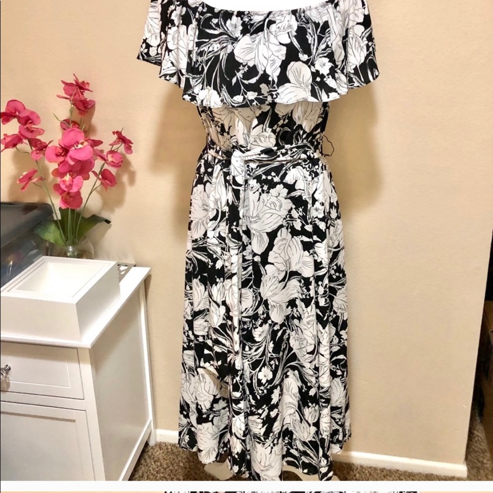 Ivanka Trump Off The Shoulder Dress Fully lined.